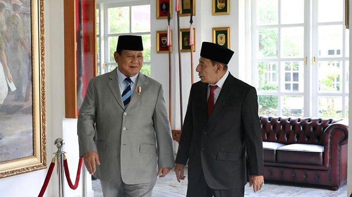 Menhan Prabowo Subianto dan Habib Lutfi. Kemehan memberikan Penganugerahan Dharma Pertahanan kepada Habib Lutfi