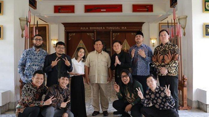 Menhan Prabowo Subianto saat bertemu dengan para influencer dari kalangan anak muda di Kantor Kemenhan, Jakarta, Kamis (4/8/2023) (instagram/@prabowo)