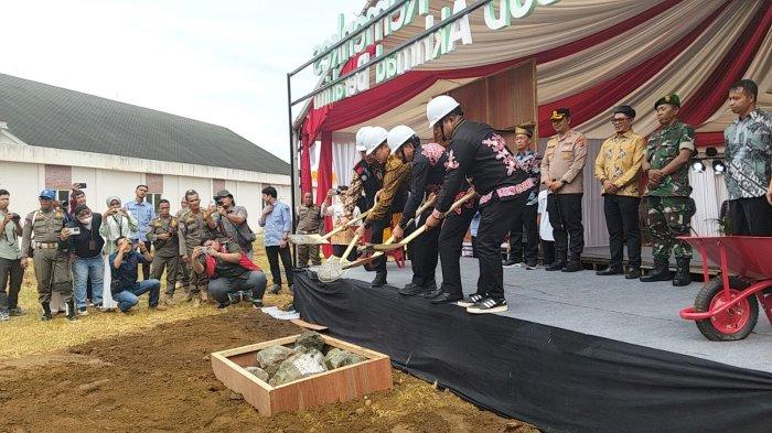 PELETAKAN BATU PERTAMA - Menkes RI, Budi Gunadi Sadikin saat acara peletakan batu pertama Rumah Sakit Akhmad Berahim, Jl Padat Karya, Tideng Pale Timur, Kecamatan Sesayap, Kabupaten Tana Tidung, Kaltara, Jum'at (21/2/2025). Gedung baru akan dibangun tiga tingkat. (TribunKaltara.com/Rismayanti)