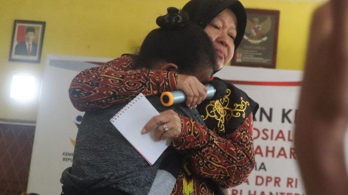 Menteri Sosial (Mensos) RI, Tri Rismaharini terharu saat memeluk Stela seorang pelajar SD kelas IV di SDK (sekolah dasar Katolik) Fransisco-Yashinta Kabupaten Nunukan, Kalimantan Utara (Kaltara), Jumat (03/11/2023), siang
