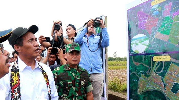 INDEKS TANAM NAIK – Momen Menteri Pertanian Andi Amran Sulaiman saat melakukan tinjauan pertanian di lokasi Desa Sajau Hilir, Bulungan dan melihat luas areal tanam di Bulungan melalui peta pertanian Kamis (8/5/2025)