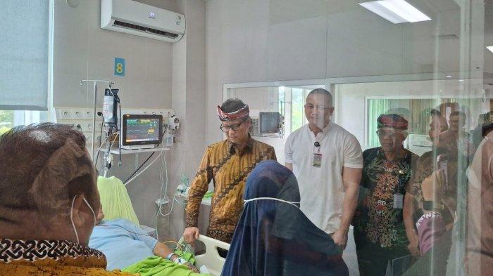 BERINTERAKSI DENGAN PASIEN - Menteri Kesehatan Budi Gunadi Sadikin saat melakukan interaksi dengan pasien jantung yany menjalani layanan bypass atau bedah jantung terbuka, Jumat (21/2/2025). TRIBUNKALTARA.COM/ANDI PAUSIAH