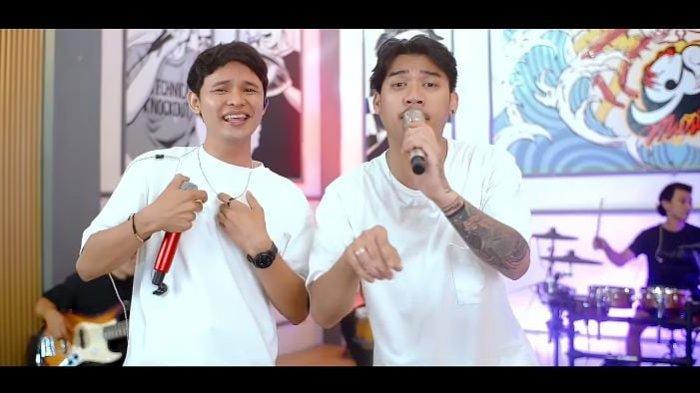 Evan Loss dan Gilga Sahid berduet menyanyikan lagu berjudul Meri. (YouTube Gil's Project)