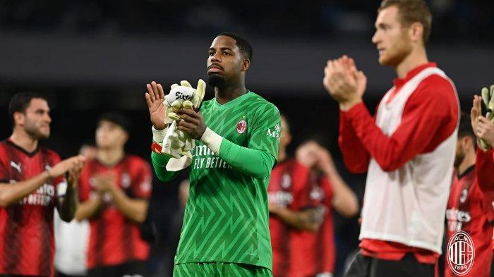 Kiper AC Milan, Mike Maignan - Bak jatuh tertimpa tangga, Rossoneri tidak hanya gagal membawa pulang tiga poin dari Napoli tetapi juga terancam kehilangan pemain yang cedera dalam laga ini.