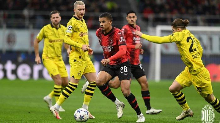 Duel pemain AC Milan melawan Borussia Dortmund pada matchday lima fase grup Liga Champions di Stadion San Siro, Rabu (29/11/2023). Tuan rumah tidak hanya gagal memetik tiga poin tetapi juga kehilangan bek andalannya, Malick Thiaw yang mengalami cedera di laga tersebut.