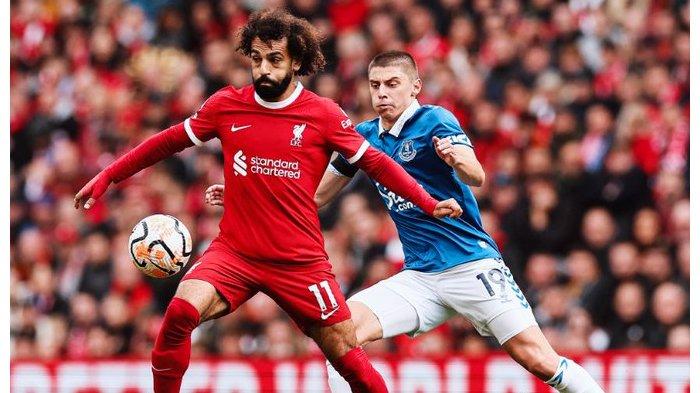 Mohamed Salah berupaya lolos dari penjagaan Vitaliy Mykolenko dalam Derby Merseyside Liverpool vs Everton, pekan ke-9 Premier League di Stadion Anfield, Sabtu (21/10/2023). (Twitter / @LFC)