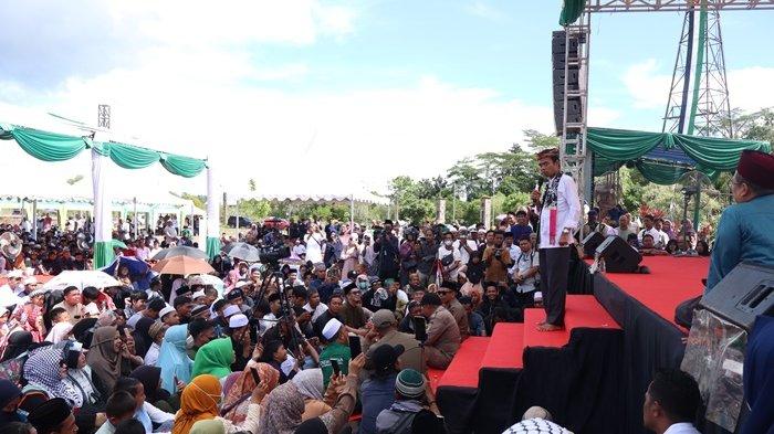 Momen UAS saat tiba di Masjid Baitul Izzah Islamic Center Kota Tarakan dalam rangka Halal Bihalal, Minggu (19/5/2024).