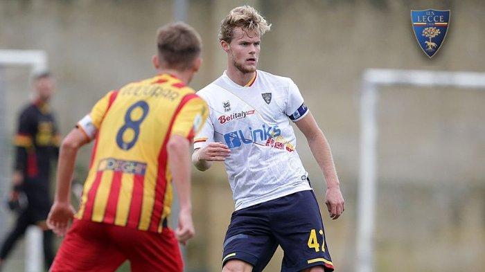 Kapten Lecce, Morten Hjulmand - Gelandang 23 tahun itu masuk daftar belanja AS Roma, Jose Mourinho bahkan dilaporkan mendesak I Lupi untuk fokus mendatangkan talenta asal Denmark itu pada bursa transfer musim panas mendatang.