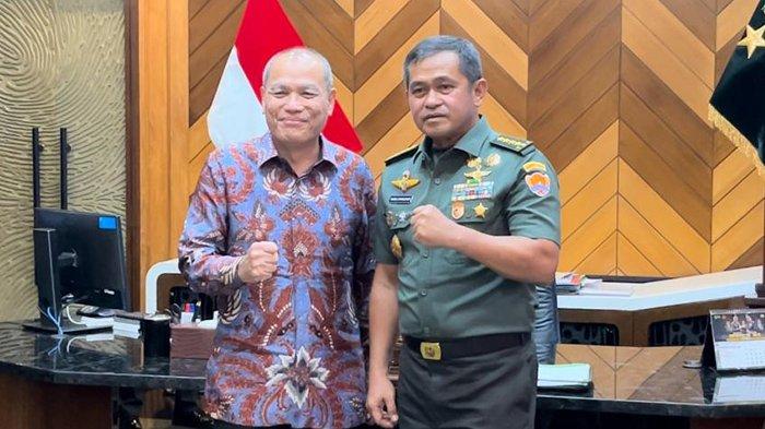 CEO Kompas Gramedia Liliek Oetama bersama KSAD Jenderal Maruli Simanjuntak seusai penandatanganan MoU di ruang kerja KSAD, Markas Besar TNI AD Jalan Veteran Jakarta Pusat, Senin (22/1/2024) (TRIBUNNEWS/JEPRIMA)