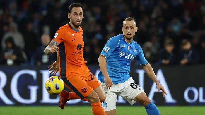 Hakan Calhanoglu dan Stanislav Lobotka berduel pada laga Napoli vs Inter Milan, giornata 14 Liga Italia Serie A di Stadion Diego Armando Maradona, Senin (4/12/2023). (legaseriea.it)