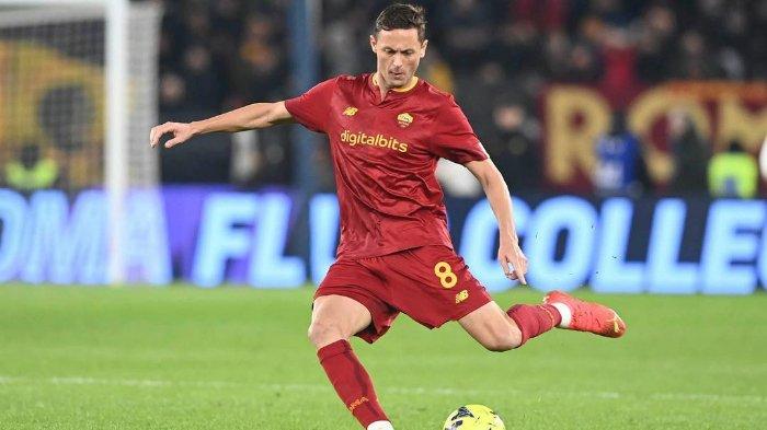 Pemain AS Roma, Nemanja Matic - Pemain pilar Giallorossi itu dikabarkan selangkah lebih dekat untuk bergabung Rennes. Kabarnya gelandang 35 tahun itu sedang bersitegang dengan Jose Mourinhjo hingga memutuskan cabut di bursa transfer musim panas ini.