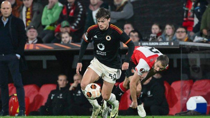 Pemain AS Roma, Nicola Zalewski - Pemain muda asal Polandia itu berada di ambang pintu keluar Trigoria menyusul performanya yang tidak konsisten. Di pintu keluar, pemain 22 tahun ini telah diincar klub Liga Italia, Fiorentina.
