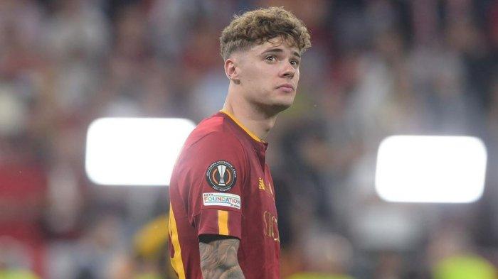 Pemain AS Roma, Nicolo Zalewski - Fullback 21 tahun itu kena spill soal judi ilegal yang belakangan menyeret sederet pesepakbola profesional seperti Fagioli, Zaniolo dan Sandro Tonali. Simak nasib anak buah Jose Mourinho berikut ini.