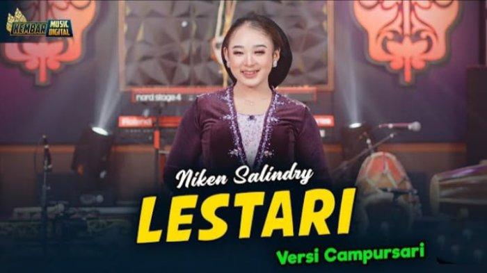 Lihat lirik dan chord gitar lagu Lestari oleh Niken Salindry, lengkap dengan terjemahan.