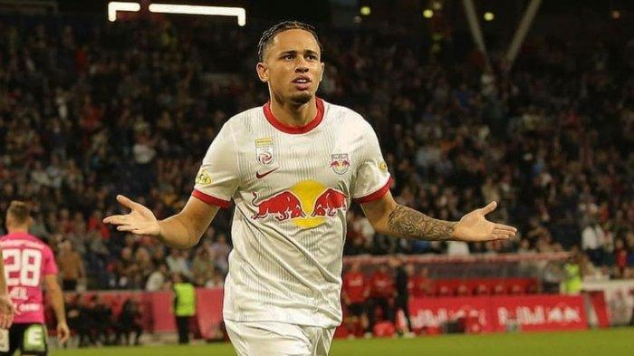 Pemain RB Salzburg, Noah Okafor - Striker berkebangsaan Swiss itu kembali diseriusi AC Milan pada bursa transfer musim panas kali ini.