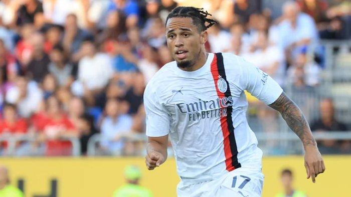 Penyerang AC Milan, Noah Okafor saat tampil sebagai starter menghadapi Cagliari pada giornata 6 Liga Italia Serie A, di Stadion Unipol Domus, Rabu (27/9/2023).