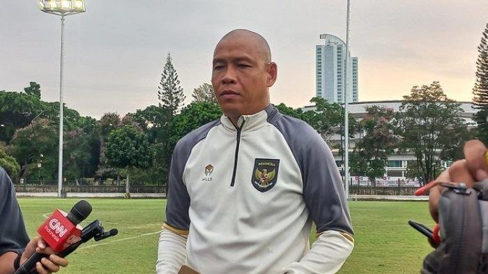 EVALUASI TIMNAS U-17 - Pelatih Timnas Indonesia U-16, Nova Arianto saat diwawancarai usai menyaksikan internal game di Lapangan A GBK, Senayan, Jakarta, Selasa (27/2/2024). Nova Arianto bakal evaluasi kelemahan Timnas Indonesia U-17 sebagai bentuk persiapan tampil di Piala Dunia U-17 2025.