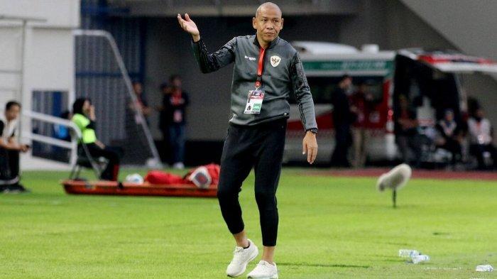 KOMENTAR COACH NOVA - Nova Arianto menjabat sebagai asisten pelatih Shin Tae-yong dan pelatih Timnas U17 Indonesia diambil dari Kompas.com, Senin (7/4/2025). Inilah komentar Nova Arianto alias Coach Nova usai Timnas Indonesia U17 babak belur hadapi Korea Utara di perempat final Piala Asia U17 2025.