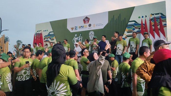Presiden Joko Widodo ( Jokowi ) melepas ribuan peserta lari “ Nusantara TNI Fun Run ” di kawasan Ibu Kota Nusantara ( IKN ), Minggu (6/10/2024) pagi.
