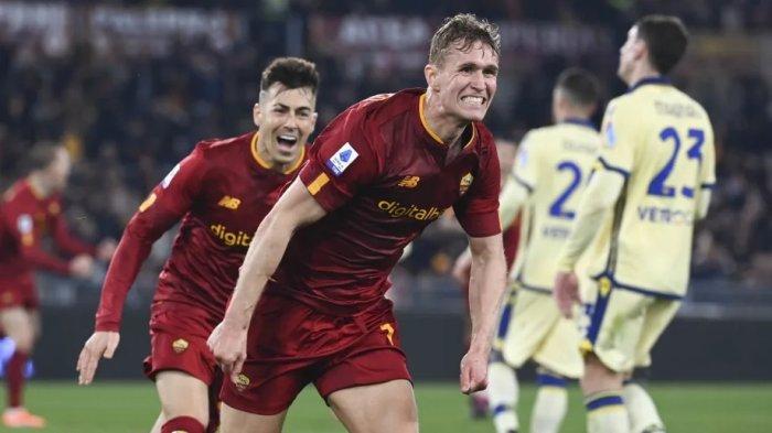 Selebrasi penyerang AS Roma, Ola Solbakken setelah mencetak gol perdananya untuk Giallorossi di laga kontra Hellas Verona di Liga Italia Serie A giornata 23.