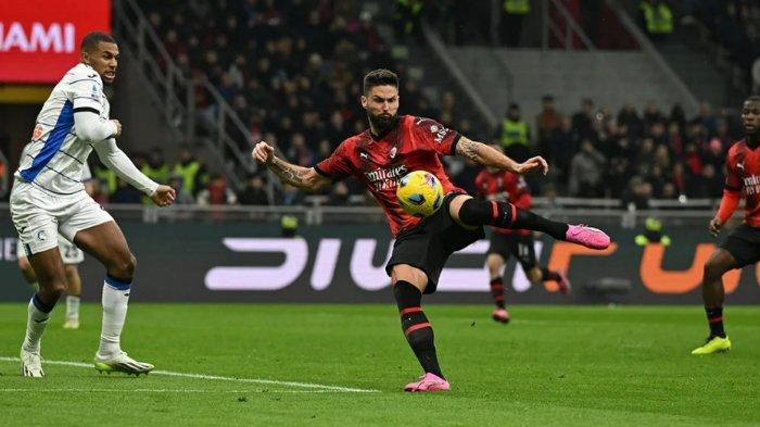 Pemain AC MIlan, Olivier Giroud dalam pertandingan melawan Atalanta di Serie A Liga Italia pekan 26 di Stadion San Siro, Senin (26/2/2024). Penalti untuk La Dea yang membuat laga berakhir imbang menuai sorotan.
