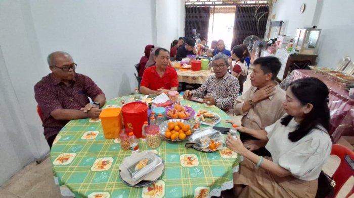 OPEN HOUSE IMLEK- Ketua Majelis Agama Konghucu Indonesia (MAKIN) Tarakan Ayi Diyanto mengelar open house  perayaan Imlek di Jalan Yos Sudarso Tarakan Kalimantan Utara, Kamis (30/1/2025). Ia menerima sejumlah masyaraka, termasuk rekan dari FKUB Tarakan.