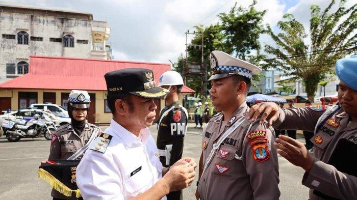 Apel Operasi Ketupat Kayan 2024 berlangsung di Mako Polres Tarakan. Humas Polres Tarakan dipimpin Pj Wali Kota Tarakan.