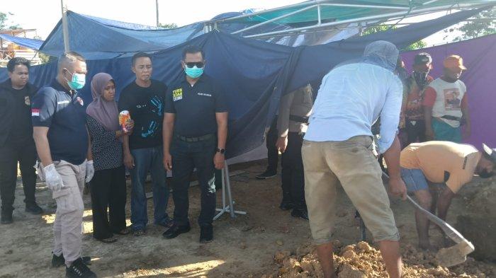 TURUT MENYAKSIKAN - Orang tua korban ikut menyaksikan pembongkaran makam putrinya, yang menjadi korban kebakaran di Sabanar Baru, Tanjung Selor Timur, Kecamatan Tanjung Selor, Bulungan, Kalimantan Utara, Senin (21/04/2025). (Tribunkalatara.com/Edy Nugroho)