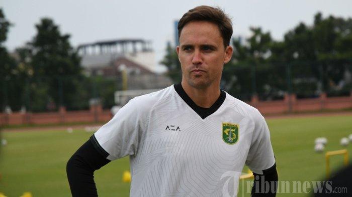 PAUL MUNSTER - Pelatih Persebaya Paul Munster pada sesi latihan di Lapangan Thor Surabaya, Jumat (29/3/2024). Jelang laga Persebaya vs PSIS di Liga 1, menarik menanti apakah armada Paul Munster di Bajul Ijo bisa bikin Mahesa Jenar senasib Persib Bandung dan PSM Makassar.