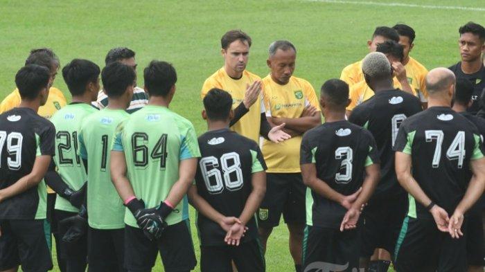 PERSEBAYA BANTAI PERSIB - Pelatih Persebaya Paul Munster (tengah) mendampingi pemain pada sesi latihan di Lapangan Thor Surabaya, Minggu (23/2/2025). Sukses bantai Persib Bandung, jadi modal barharga Persebaya Surabaya asuhan Paul Munster saat ladeni PSM Makassar di pekan ke-26 Liga 1.