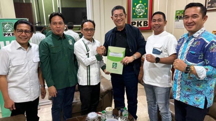 Penyerahan SK dukungan B1-KWK dari DPP PKB kepada bakal calon Gubernur Kaltara Yansen TP sebagai bukti dukungan PKB teradap pasangan Yansen-Suratno maju di Pilkada Kaltara 2024. (Istimewa)