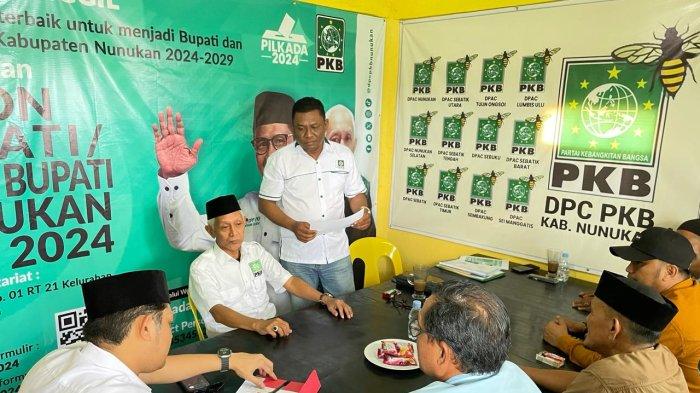 Wakil Ketua DPRD Kaltara, Andi Akbar bersama pengurus DPC Partai Hanura mengembalikan formulir pendaftaran bakal calon Bupati Nunukan ke Sekretariat PKB di Jalan Antasari, Kecamatan Nunukan, belum lama ini