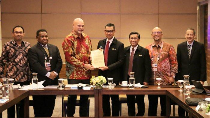Pertemuan Direktur Utama PLN Darmawan Prasodjo (empat dari kiri) bersama Deputi Perdana Menteri Papua Nugini, John Rosso (tiga dari kiri) membahas kolaborasi terkait rencana pasokan listrik antar dua negara tersebut, Jumat (14/7/2023).