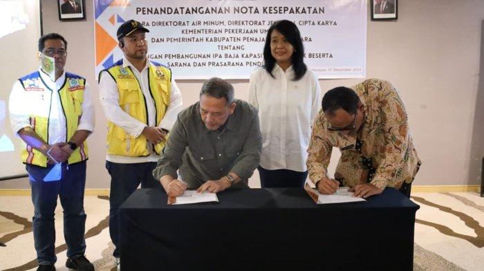 Pj Bupati PPU ( Penajam Paser Utara ), Muhammad Zainal Arifin bersama Wakil Menteri PUPR Diana Kusumastuti menandatangani nota kesepakatan terkait pembangunan Instalasi Pengolahan Air ( IPA ) Baja berkapasitas 50 liter per detik.