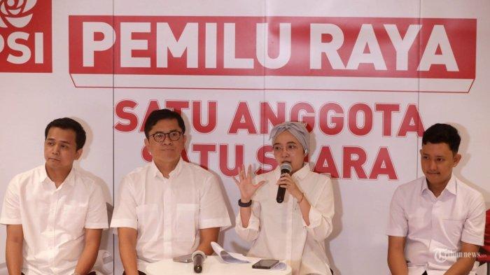 PEMILU RAYA PSI - Wakil Ketua Umum Partai Solidaritas Indonesia (PSI) yang juga Ketua Steering Committee (SC) Pemilu Raya PSI Andy Budiman (kedua kiri) bersama Sekretaris SC Pemilu Raya PSI Benny Papa (kiri), Anggota SC Pemilu Raya PSI Elva Farhi Qolbina (kedua kanan) dan I Putu Yoga (kanan) memberikan keterangan saat konferensi pers di Kantor DPP PSI, Jakarta, Selasa (13/5/2025). PSI resmi membuka pendaftaran calon ketua umum sebagai rangkaian pemilu raya yang menggunakan konsep 'one man, one vote' atau satu anggota untuk satu suara dimana pemilu raya merupakan forum tertinggi dalam memilih calon ketua umum PSI.