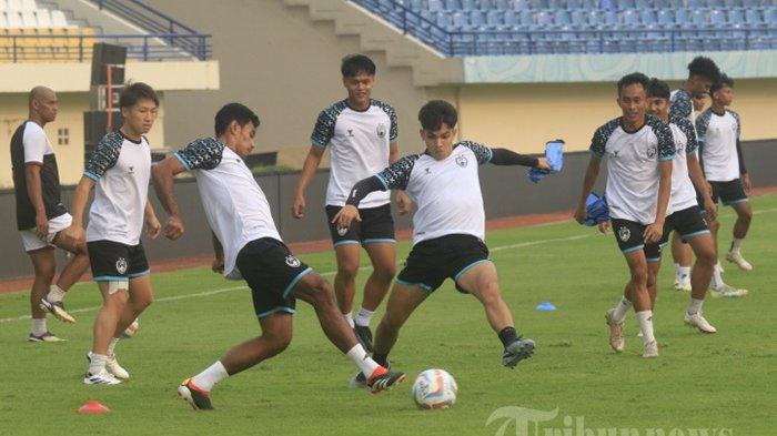 PSM KE SEMIFINAL - Pemain PSM Makassar melakukan official training jelang turnamen pramusim Piala Presiden 2024, di Stadion Si Jalak Harupat, Kabupaten Bandung, Jawa Barat, Kamis (18/7/2024). Berikut ini lima fakta di balik sukses PSM Makassar besutan Bernardo Tavares tembus semifinal turnamen ASEAN Club Championship 2024/2025.  
