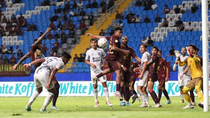 Tim Borneo FC bermain imbang 1-1 melawan PSM Makassar pada pekan ke-30 Liga 1 2023-2024 di Stadion Batakan, Balikpapan, Jumat (29/3).