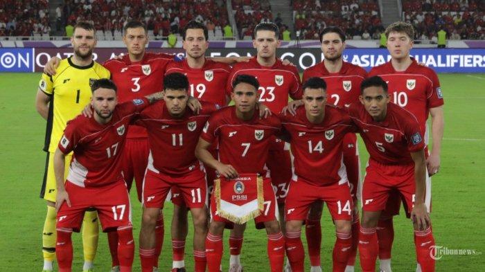 TIMNAS INDONESIA - Pesepak bola Timnas Indonesia berfoto bersama sebelum menghadapi Bahrain dalam babak kualifikasi Piala Dunia 2026 Zona Asia di Stadion Utama Gelora Bung Karno, Senayan, Jakarta, Selasa (25/3/2025). Timnas Indonesia bakal jalani TC lebih awal di Bali jelang laga hidup mati kontra China dan Jepang di Kualifikasi Piala Dunia 2026.
