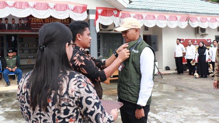 Proses pelantikan petugas Pantarlih dengan penyematan secara simbolis identitas oleh Ketua KPU Bulungan, Mahdi di halaman Kantor KPU Bulungan, Senin (24/6). (TribunKaltara.com / Desi Kartika)