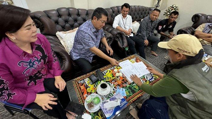 Komisioner KPU dan Bawaslu Malinau bersama Pantarlih mendatangi kediaman Wagub Kaltara, Yansen TP sekaligus rumah Ketua DPRD Malinau, Ping Ding melaksanakan pencocokan dan penelitian data pemilih di Malinau Kalimantan Utara, Senin (15/7/2024)
(TRIBUNKALTARA.COM / MOHAMMAD SUPRI)