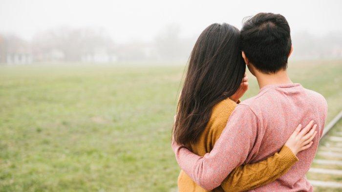 Simak kumpulan pantun bucin dalam Bahasa Jawa berikut ini, kirimkan ke pacar biar makin sayang.