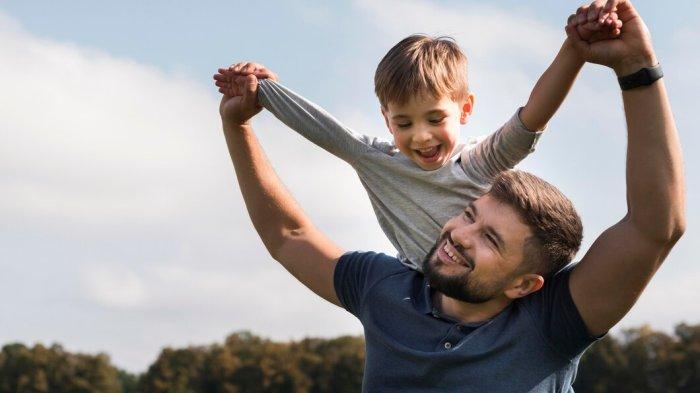 PANTUN HARI AYAH - Potret ayah dan anak dari Freepik.com. Lihat kumpulan pantun Hari Ayah Sedunia, ikut meriahkan peringatan spesial untuk pejuang nafkah keluarga.