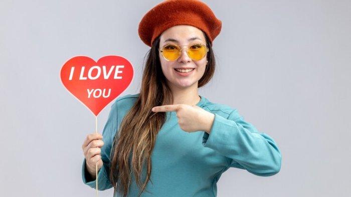 PANTUN I LOVE YOU - Potret wanita membawa tulisan I Love You. Simak kumpulan pantun I Love You berikut, kata-kata romantis anti-mainstream untuk pasangan biar makin cinta.