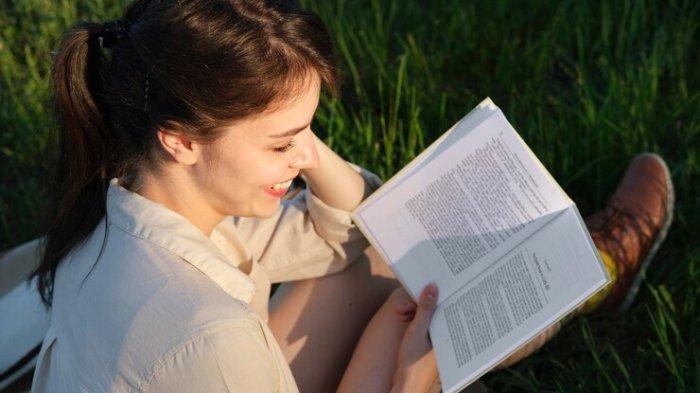 KUMPULAN PANTUN JAMBI - Potret wanita membaca buku dari Freepik.com. Kumpulan pantun Jambi, mengandung nasihat kehidupan hingga percintaan, unggah di sosial media!