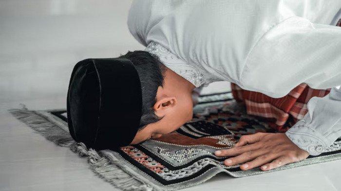 PANTUN SALAT JUMAT - Potret pria sedang salat dari Freepik.com. Kumpulan pantun hari ajakan Salat Jumat, cocok dikirim ke teman.