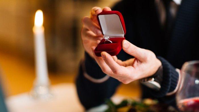 Ilustrasi - Kumpulan pantun unik untuk melamar kekasih, buat momen lamaran tambah berkesan.