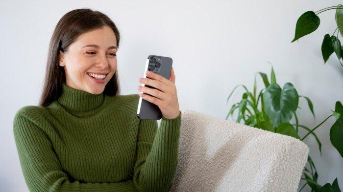 PANTUN ACEH LUCU - Foto perempuan tertawa melihat telepon genggam dari Freepik.com Senin, (3/2/2025). Lihat kumpulan pantun Aceh lucu berikut ini, dijamin ketawa ngakak, kirimkan ke teman atau sahabat.