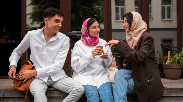 PANTUN SILATURAHMI - Potret berilaturahmi dari Freepik.com. Kumpulan pantun silaturahmi, ingatkan orang lain untuk menjaga tali persaudaraan meski terhalang jarak dan waktu.