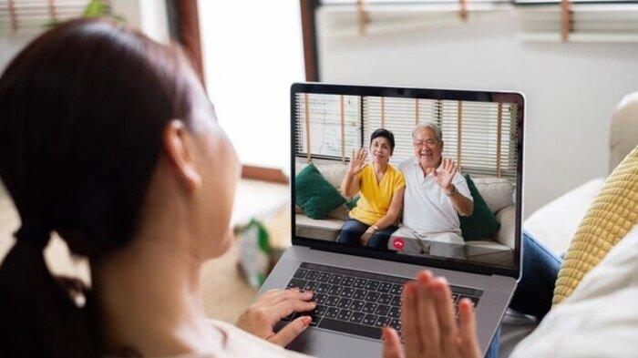 PANTUN ANAK RANTAU - Potret wanita videocall dengan orangtua dari Freepik.com. Berikut ini kumpulan pantun anak rantau, berisi ungkapan sedih karena tidak bisa kembali ke kampung halaman dan berkumpul bersama keluarga di momen Lebaran 2025.