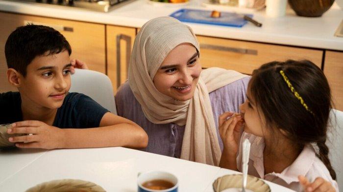 PANTUN TEMA AKHLAK - Potret ibu dan kedua anaknya dari Freepik.com, Minggu (23/3/2025). Simak kumpulan pantun tentang akhlak berikut ini, cara jitu bagi orangtua untuk ajarkan buah hati pengetahuan Agama biar tumbuh jadi insan mulia.